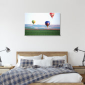 Kleurrijke heteluchtballonnen drijven over tarwe canvas afdruk (Insitu (Slaapkamer))