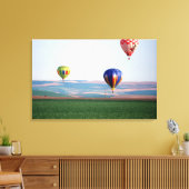 Kleurrijke heteluchtballonnen drijven over tarwe canvas afdruk (Insitu (Woonkamer))