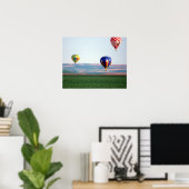 Kleurrijke heteluchtballonnen drijven over tarwe poster (Thuiskantoor)