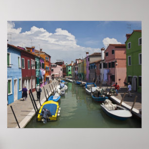 Kleurrijke huizen langs het kanaal op het eiland poster