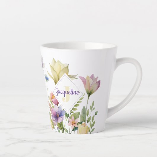 Kleurrijke Illustratie van Wilde Bloemen met Monog Latte Mok (Rechts)