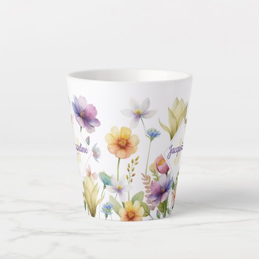 Kleurrijke Illustratie van Wilde Bloemen met Monog Latte Mok (Voorkant)