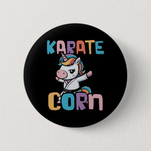 Kleurrijke karate eenhoorn in actie met regenboog ronde button 5,7 cm