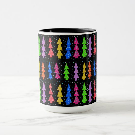 Kleurrijke kerstbomen op zwart mok (Midden)