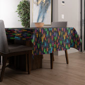 Kleurrijke kerstboom gloeit in donker bos tafelkleed