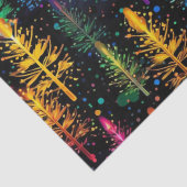 Kleurrijke kerstboom gloeit in donker bos tissuepapier (Detail)