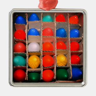 Kleurrijke kerstlampjes in een doos metalen ornament