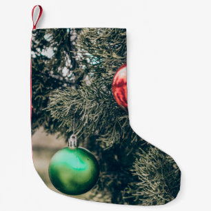 Kleurrijke kerstversiering op een boom. Vi Kleine Kerstsok