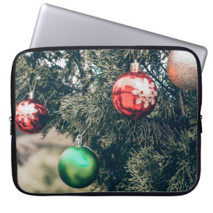 Kleurrijke kerstversiering op een boom. Vi Laptop Sleeve