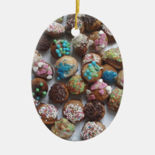 kleurrijke kleine verjaardagskaartjes, eten, feest keramisch ornament