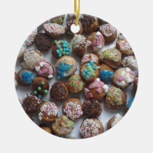 kleurrijke kleine verjaardagskaartjes, eten, feest keramisch ornament