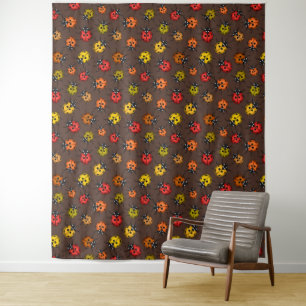 Kleurrijke ladybugs op bruin wandkleed