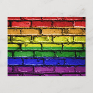 Kleurrijke LGBT-regenboogpridevlag stenen muur Briefkaart