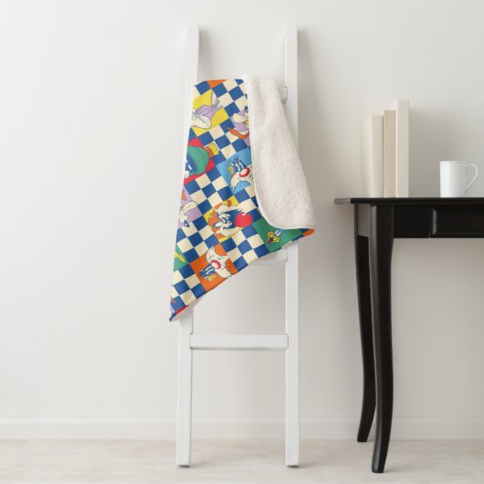 Kleurrijke LOONEY TUNES™ Checker Toss Pattern Sherpa Deken (In situ)