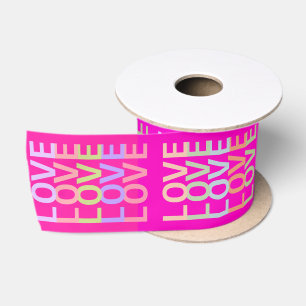 Kleurrijke "LOVE" Typografie op Hot Pink en Red Lint