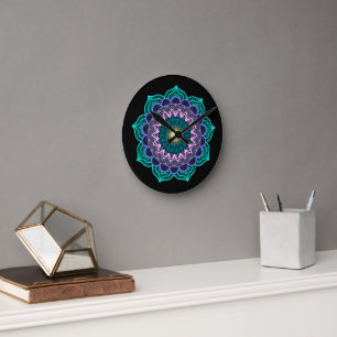 Kleurrijke Mandala op Zwarte Achtergrond Ronde Klok