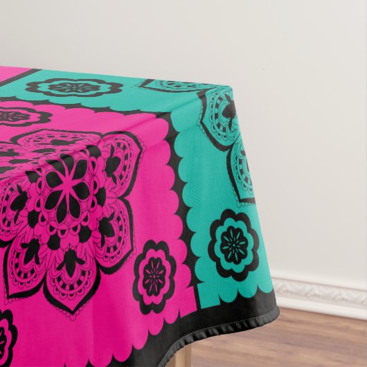 Kleurrijke Mexicaanse Papel Picado op zwart Tafelkleed (Voorbeeld)