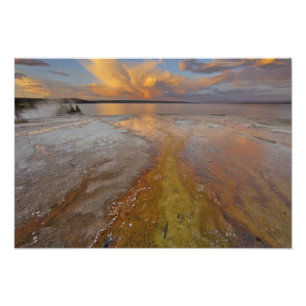 Kleurrijke minerale afzettingen komen uit Black Po Foto Afdruk