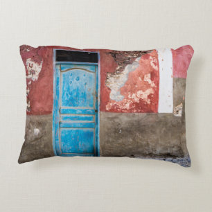 Kleurrijke muur met blauwe deur accent kussen