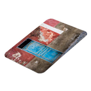 Kleurrijke muur met blauwe deur magneet