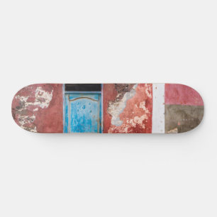 Kleurrijke muur met blauwe deur skateboard