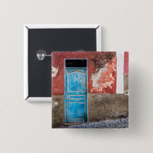 Kleurrijke muur met blauwe deur vierkante button 5,1 cm