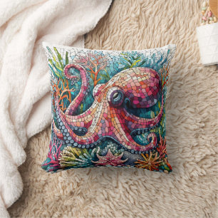 Kleurrijke octopus tussen koraalrif kussen