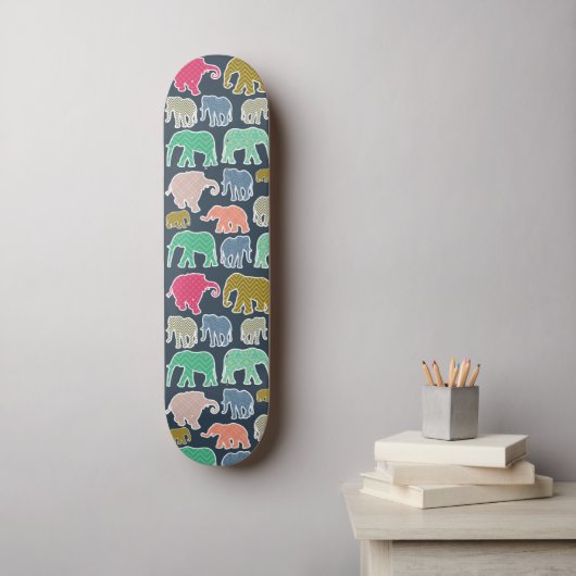 kleurrijke olifanten, patroon van olifanten, zigza skateboard (Muurkunst)