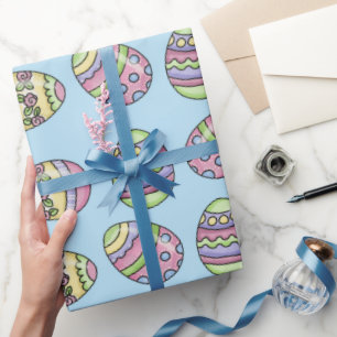 Kleurrijke paaseieren. Blauwe achtergrond. Cadeaupapier