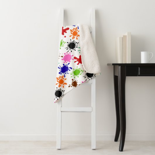 Kleurrijke Paint Spletters Patroon in Wit Sherpa Deken (In situ)