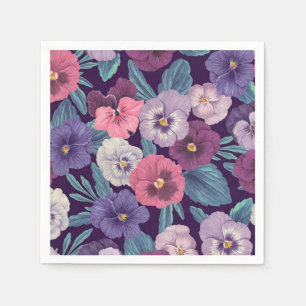 Kleurrijke pansies op diep violet servet