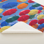 Kleurrijke paraplu's in de hemel blauw oranje rood sherpa deken (3/4)