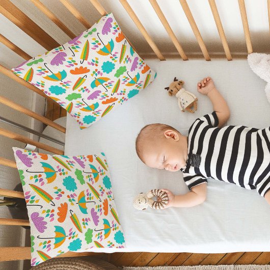 Kleurrijke paraplu's met wolken en regendruppels kussen