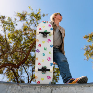 Kleurrijke Pootafdrukken Patroon Skateboard