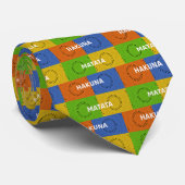 Kleurrijke Pop Art Collage & "Hakuna Matata" Beric Stropdas (Opgerold)