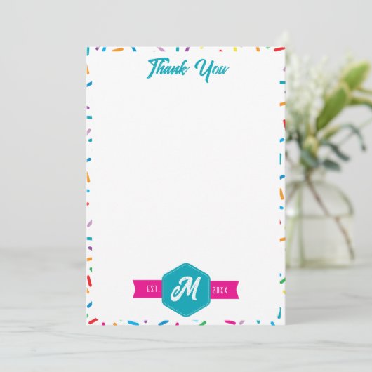 Kleurrijke Rainbow Sprinkles Retro Monogram Bedankkaart (Staand voorkant)