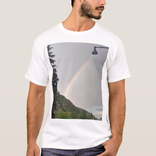 Kleurrijke Regenboog Boven Straatlantaarn in Voors T-shirt