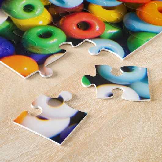 Kleurrijke regenboogstapel van kralen legpuzzel (Zijkant)