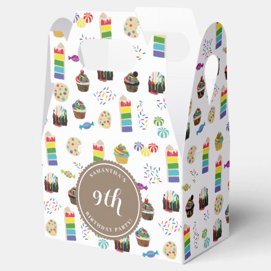 Kleurrijke regenboogtaart strooit verjaardagsfeest bedankdoosjes (Geopend)