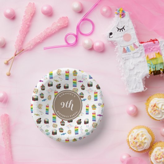 Kleurrijke regenboogtaart strooit verjaardagsfeest papieren kommen (Feest)