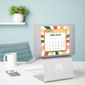 Kleurrijke Retro Juni 2023 Kalender Sticker (Laptop op bureau)