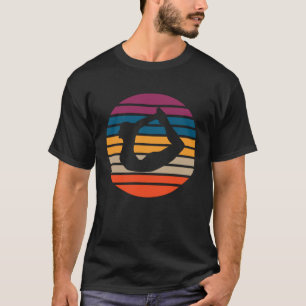 Kleurrijke retro zonsondergang en yoga houding b y t-shirt