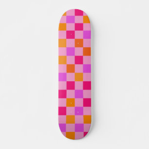 Kleurrijke retroresthetisch gecheckte patroonmagen skateboard