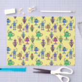 Kleurrijke robots tegen gele achtergrond tissuepapier (Craft)