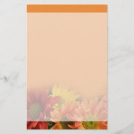 Kleurrijke rode, gele en oranje melkbloemen. briefpapier