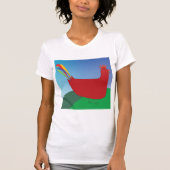 Kleurrijke Rode Haan met Regenboogstaart op Heuvel T-shirt (Voorkant)