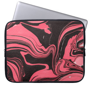 Kleurrijke rode marmer-inktpapiertexturen op witte laptop sleeve