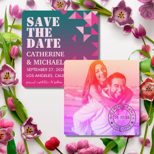 Kleurrijke roze en groene geometrische huwelijksfo save the date
