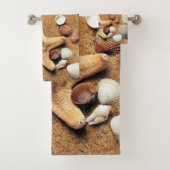 Kleurrijke schelpen op het zand bad handdoek (Insitu)