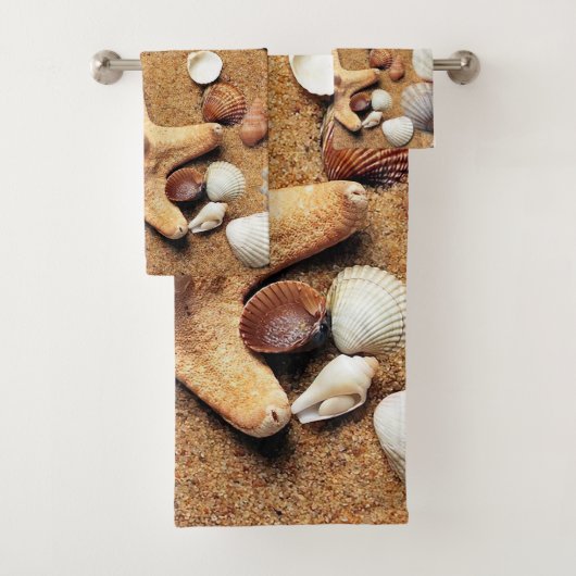 Kleurrijke schelpen op het zand bad handdoek (Insitu)